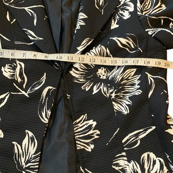 Chico's Jacket Women's Size 1 (Medium) Monochrome Textured Floral Paulette Bold - Picture 7 of 8